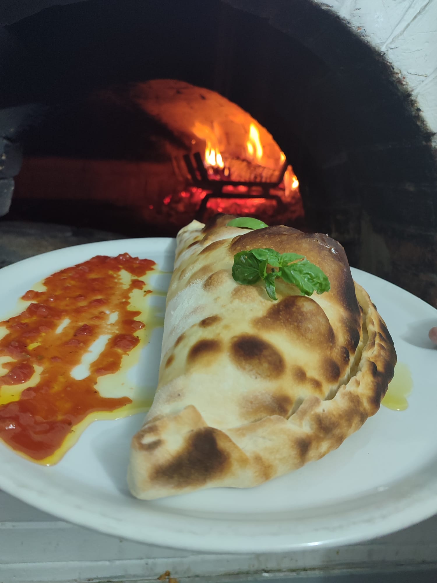 Pizza nel forno a legna