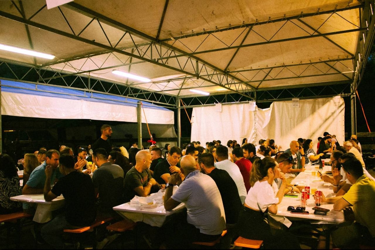 Cena agli stand gastronomici della Sagra