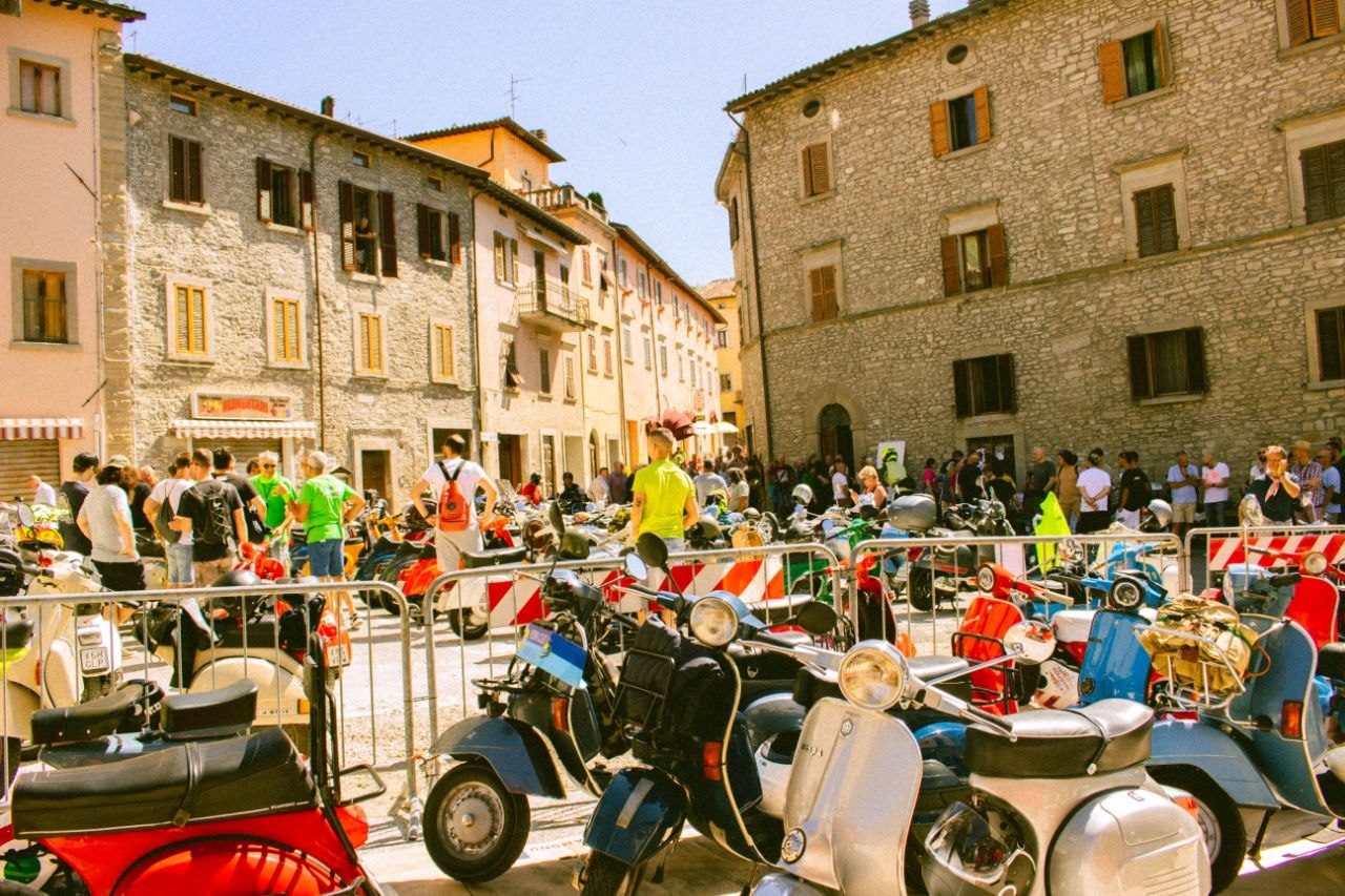 Raduno Vespa e Lambretta in piazza a Sestino